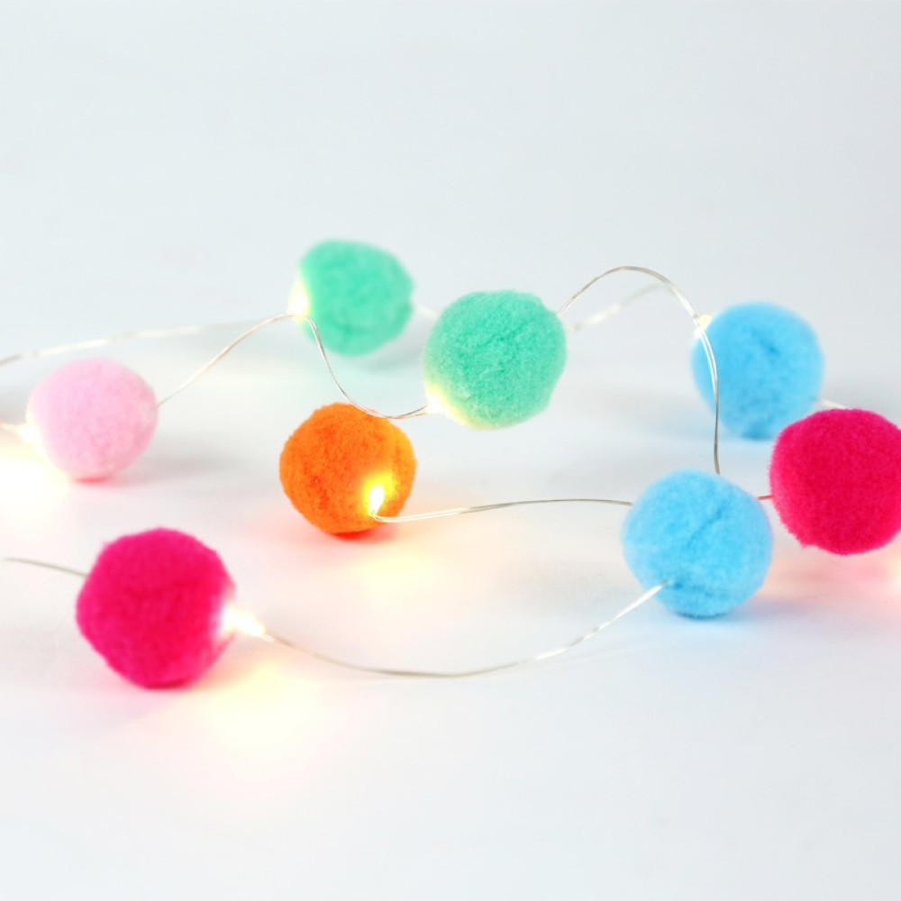 ΛΑΜΠΑΚΙΑ ΔΙΑΚΟΣΜΗΤΙΚΑ ΣΧΕΔΙΟ POM POM ΠΟΛΥΧΡΩΜΑ 10 MINI LED ΘΕΡΜΟ ΛΕΥΚΟ ΑΣΗΜΙ ΚΑΛΩΔΙΟ ΧΑΛΚΟΥ ΚΑΙ ΜΠΑΤΑΡΙΑ 2xAA IP20 900x300mm