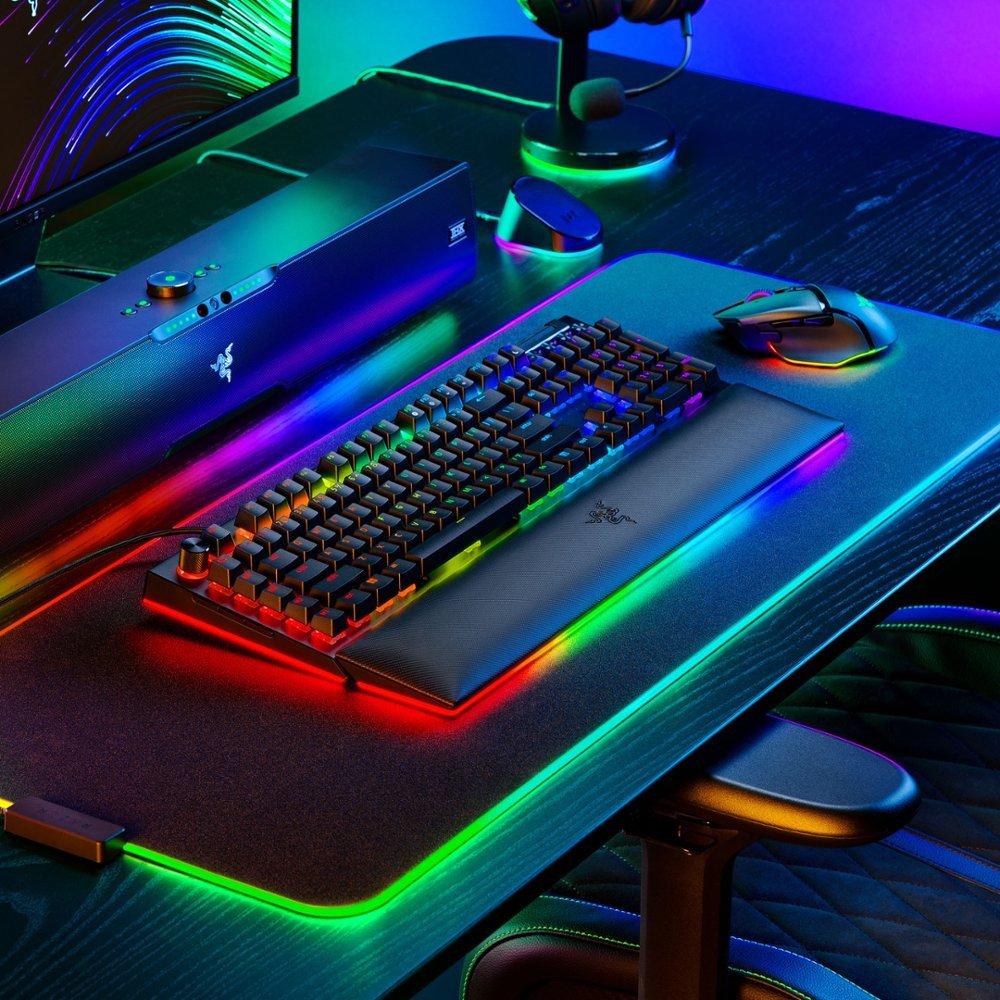 Razer BLACKWIDOW V4 PRO - Gaming Mechanical RGB Keyboard - Green Clicky Switches - Macros - US LAYOU
