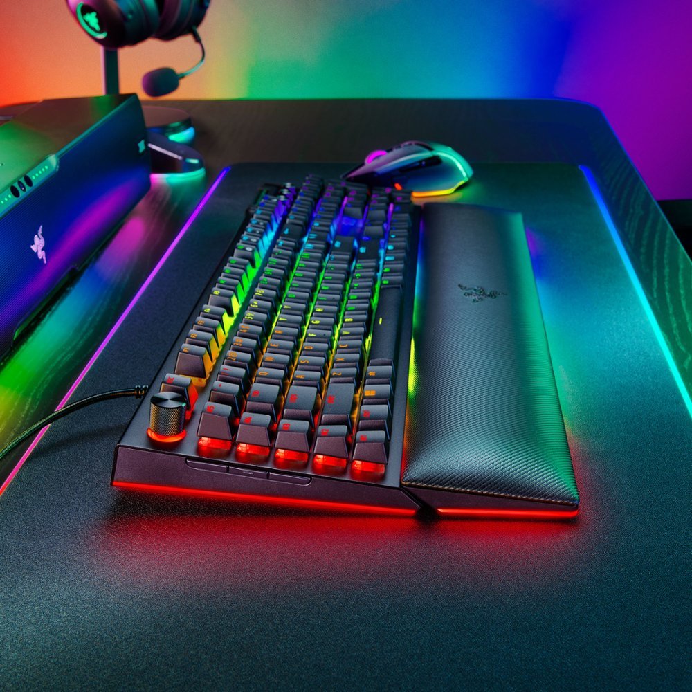 Razer BLACKWIDOW V4 PRO - Gaming Mechanical RGB Keyboard - Green Clicky Switches - Macros - US LAYOU