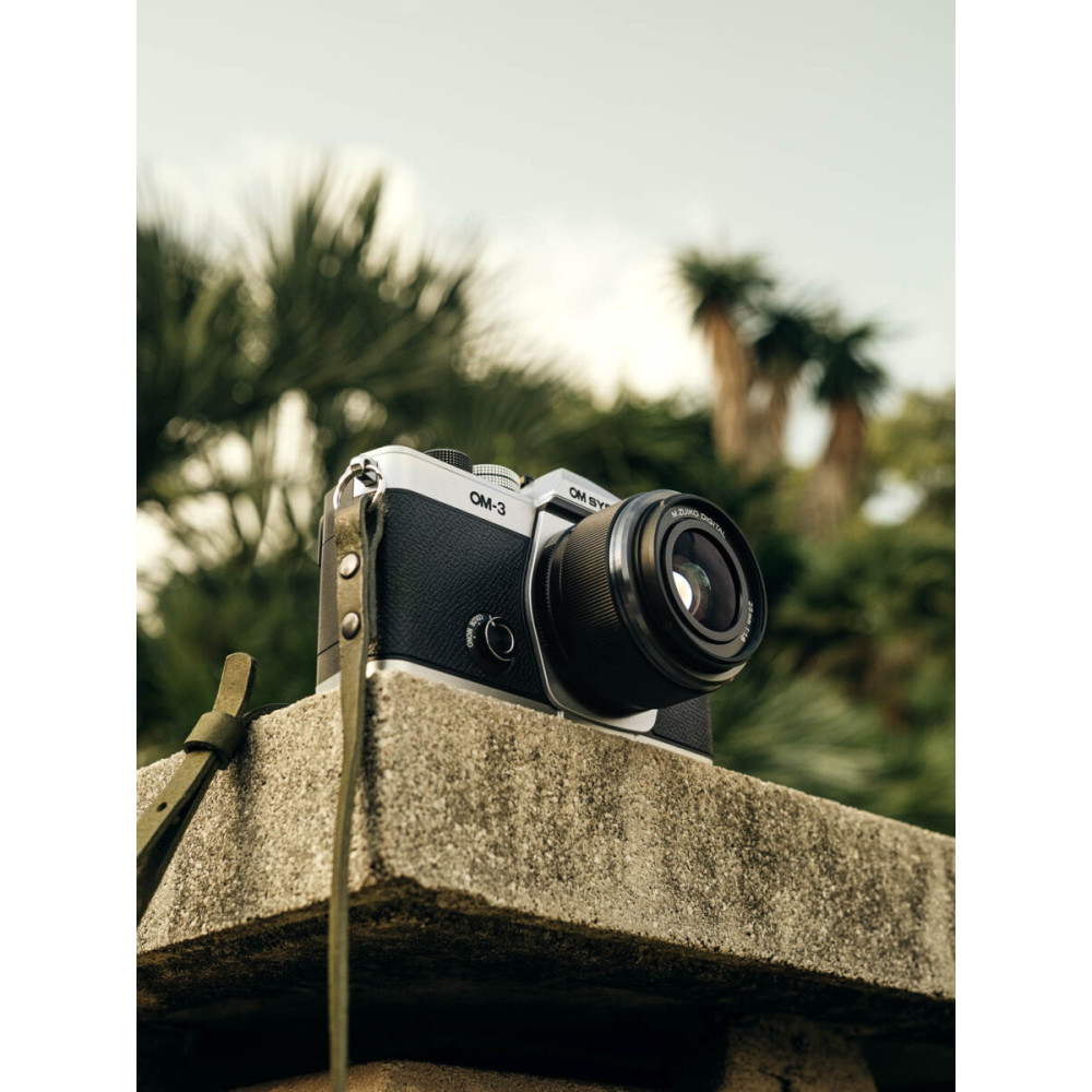 Olympus OM-System OM-3 body silver, CB-USB13 USB cable, Shoulder strap, Instruction manual, Warranty