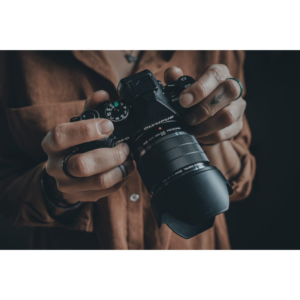 Olympus OM SYSTEM M.Zuiko PRO Digital ED 20mm 1:1.4  incl. Lens hood & Wrapping cloth
